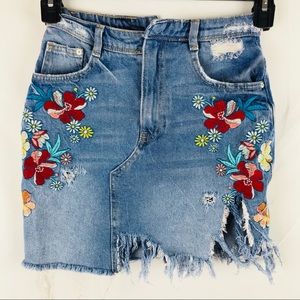 💵 Zara Distressed Denim Mini Skirt.